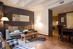 comfortable lounge in the Colonial corporate flat in Barcelona Gothic quarter next to Passeig Colom 