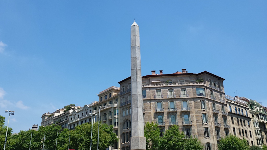 the most photographed intersection in Barcelona is chaired by a monument to Nothing.  The Obelisk does not have a name and it is popularly known as "el lápiz"(the pencil)