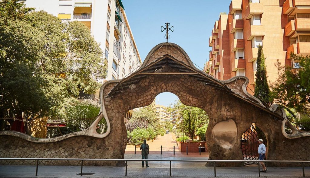 Porta Finca Miralles - Gaudí Buildings 