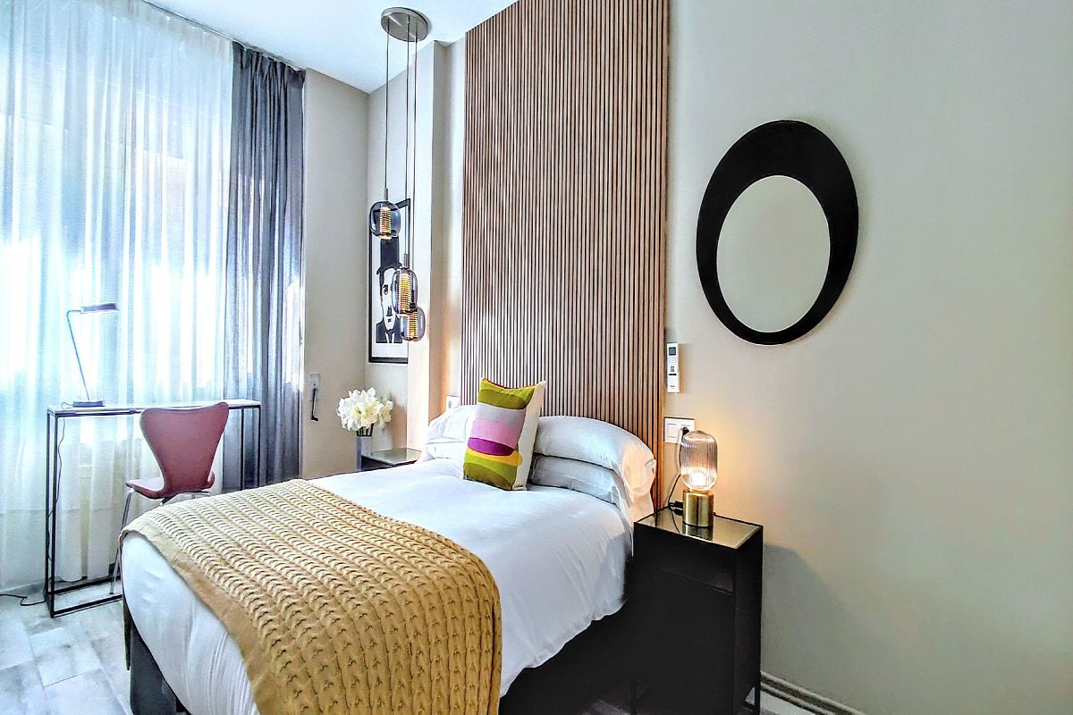 Work-friendly apartment rental in Barcelona with high-speed Wi-Fi and dedicated desk.