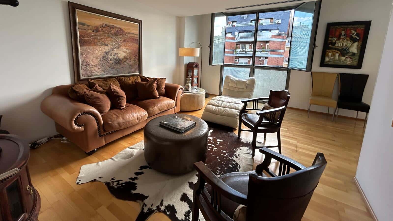 Modern Bizflats serviced apartment in Barcelona equipped for remote work with high-speed Wi-Fi and workspace.