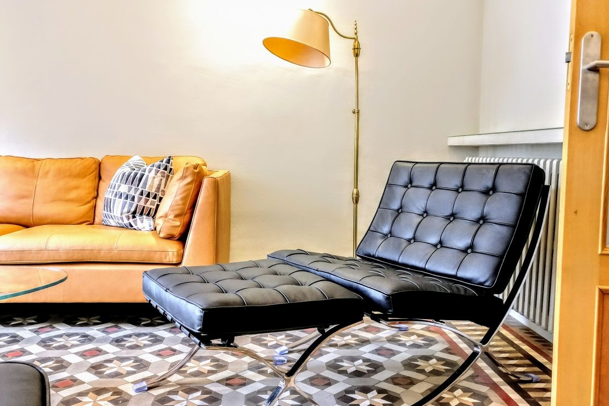 you will relax sitting in the Barcelona chair in this lounge corner with the signature leather sofa. 