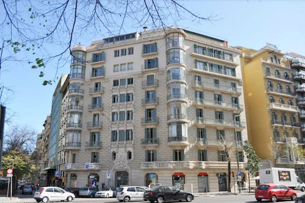 exterior area and neighbourhood only a block away from Passeig de Gràcia. Other nearby attractions to this charismatic Dandi apartment include La Pedrera and La Casa Batlló