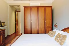 the master bedroom is massive. It boasts a 200x200 cm bed, very rare to find in the apartments in Barcelona and a large closet
