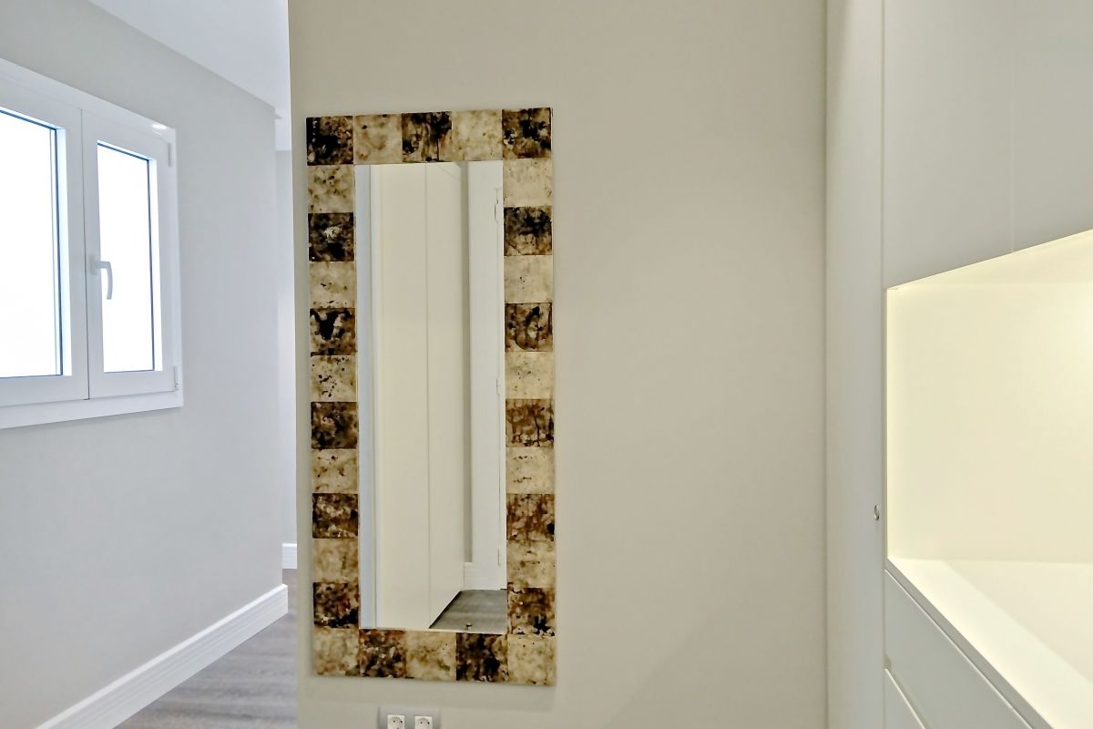 the entrance hall mirror creates the sensation to amplify spaces and provides the last moment to have a look at out outfit before leaving the apartment