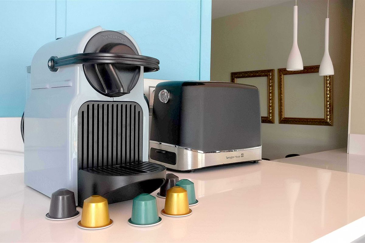our Nespresso service ... the What Else experience? Why give up the best coffee at home just because you are traveling? All the flavor and aroma of the best coffee in your apartment, for only € 20 (the service includes a Nespresso Inissia machine and a selection of 10 coffee capsules)