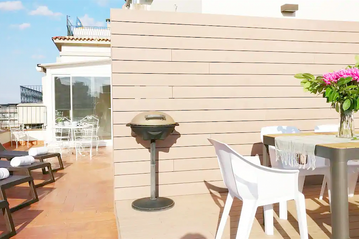 deck chairs to sunbathe and BBQ in the panoramic terrace in this rental properties in Barcelona in Pedralbes