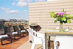 deck chairs to sunbathe, night ilumination, outdoor shower and BBQ all waiting for you in this private, panoramic terrace in this rental properties in Barcelona