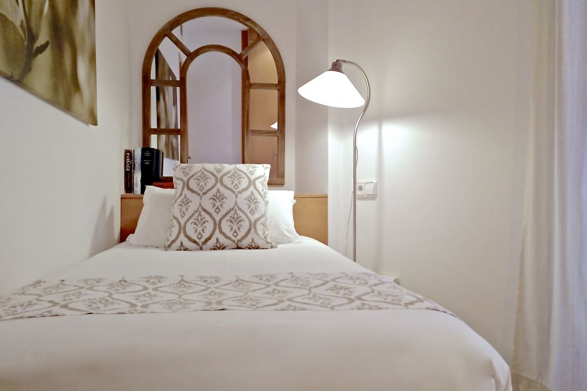 comfortable single bedroom perfect for families who want to discover Barcelona with children at the Neo apartment