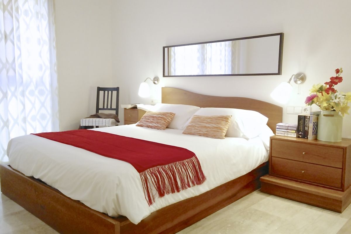 master bedroom with a queen size bed at the Neo apartment in Barcelona for rent short term whre everything is designed for the well-being of our guests.