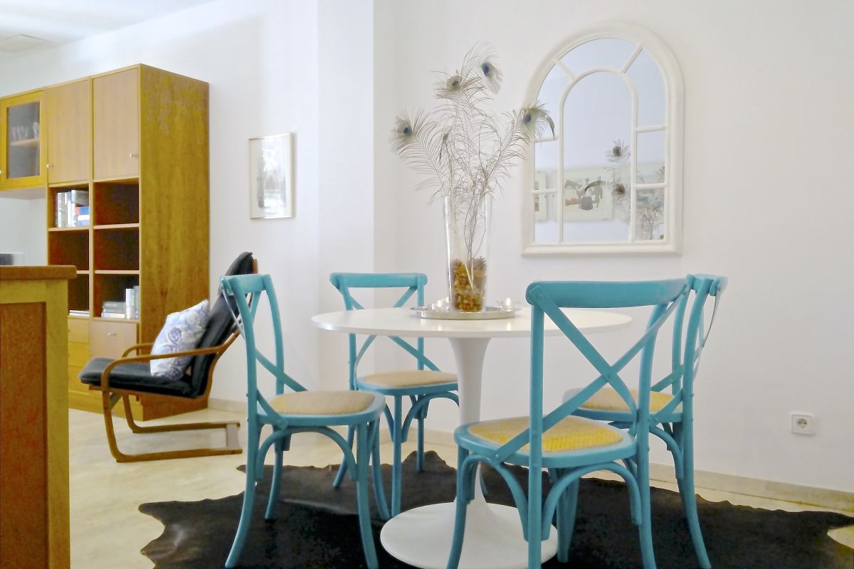 detail of the living and dining area perfect for families who want to discover Barcelona with children at the Neo apartment
