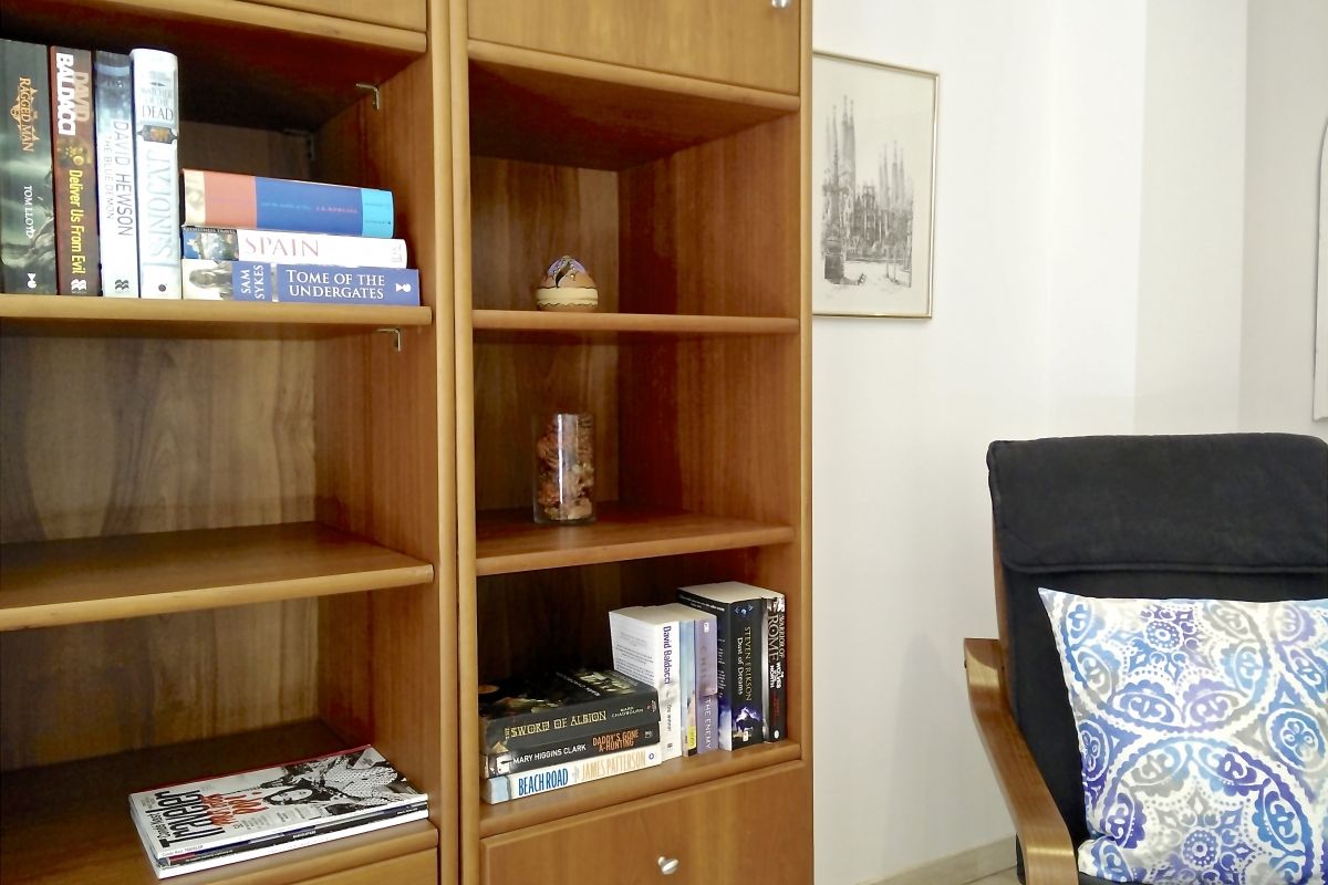 bookcase in the living area of the Neo apartment for rent short term in Barcelona
