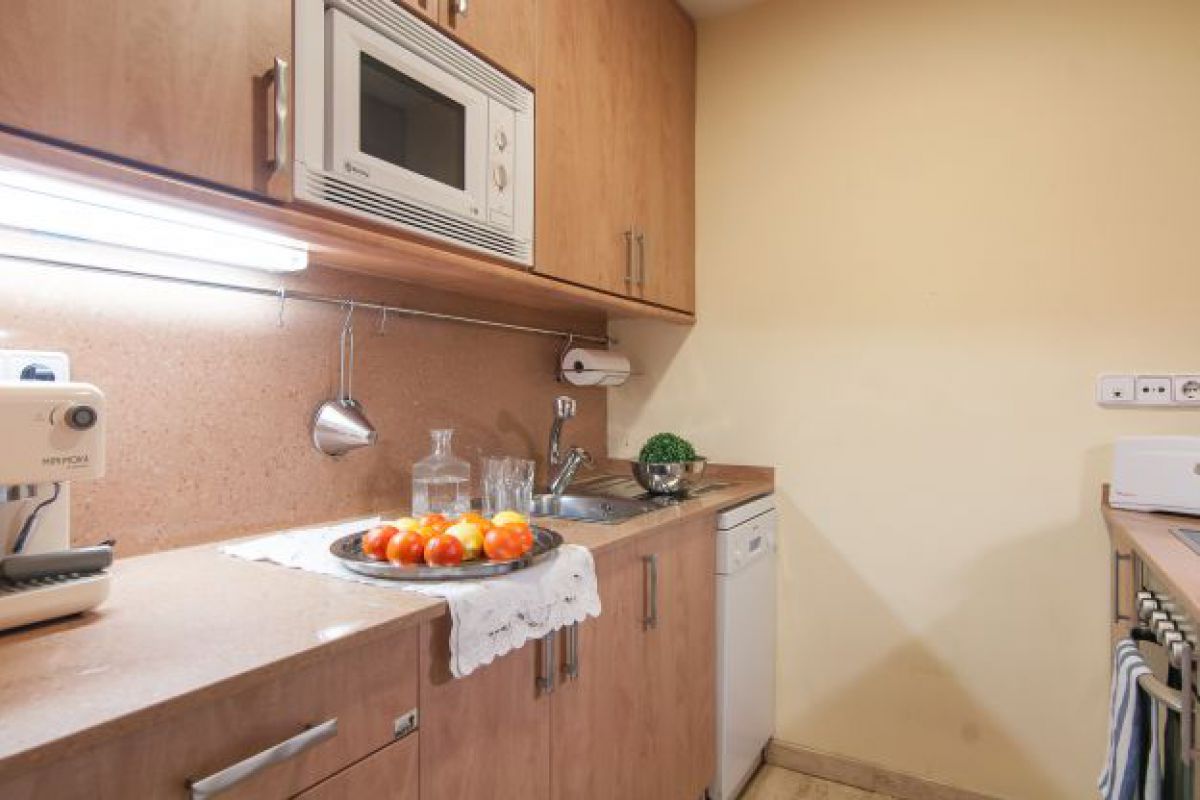 fully equipped kitchen with dishwasher 