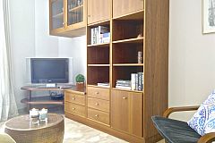 bookcase in the living area of the Neo apartment for rent short term in Barcelona with flat screen TV