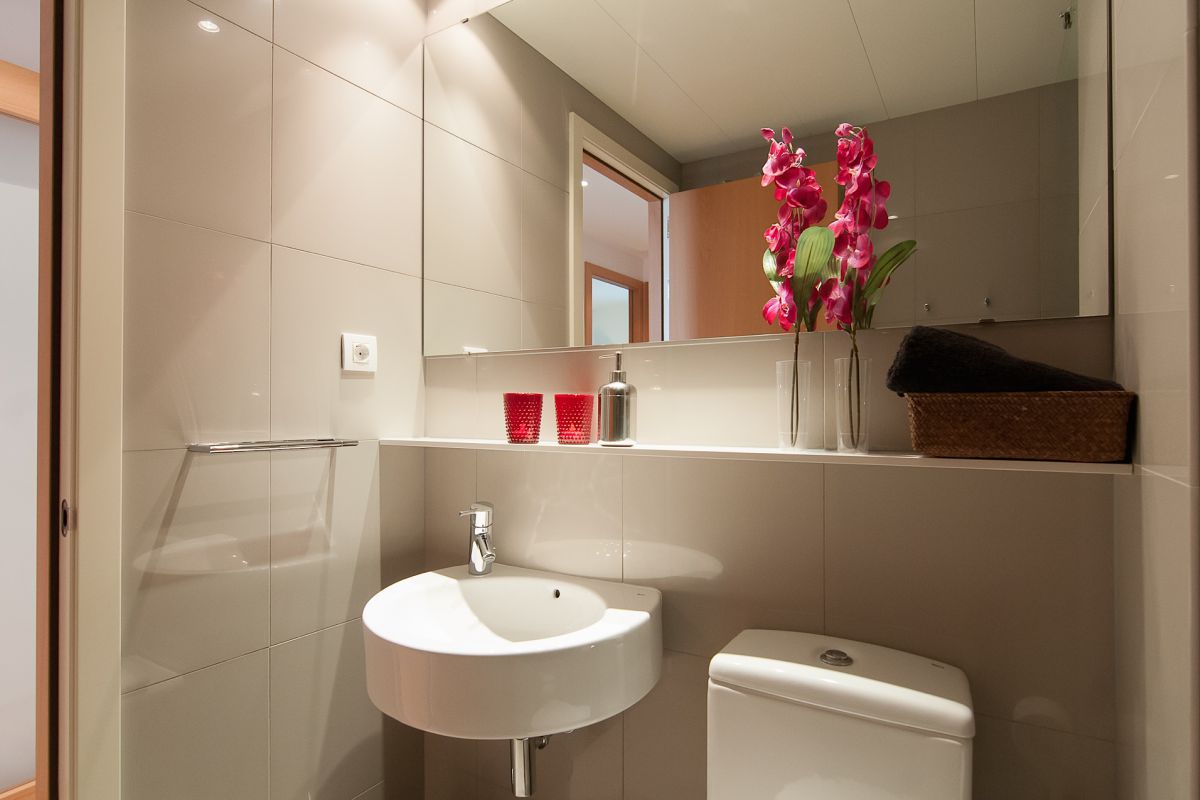 the Livingstone apartment in Barcelona has two full bathrooms