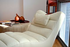 the white leather chaise longue could be a nice place to review your daily  email, the fast fiber optic internet connection with wifi allows that you are connected in this Barcelona Technology Hub