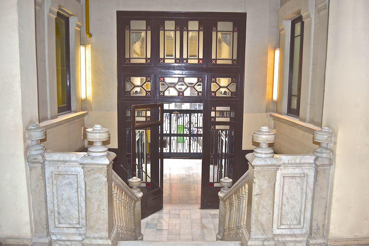 entrance hall at LaMimosa luxury flat rental in Barcelona Eixample area next to Passeig de Gràcia to rent for days