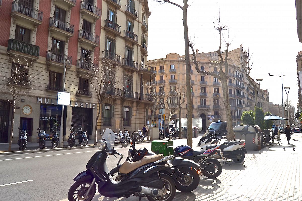 street view of the central location street in Eixample where this apartment for rent in Barcelona is located