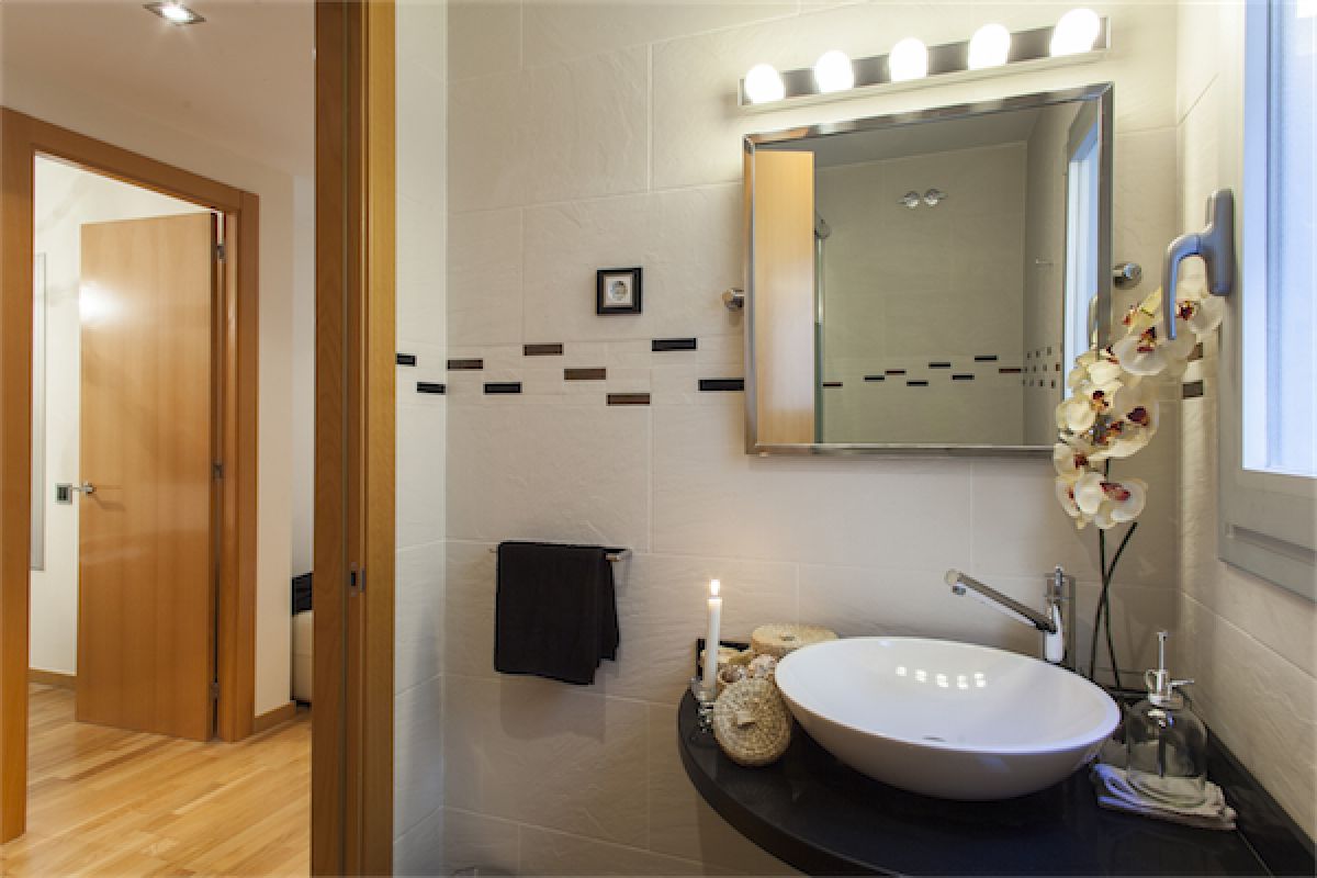 the second bathroom vanity at LaMimosa luxury apartment to rent for days in Barcelona Eixample