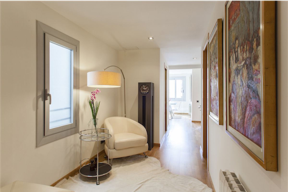 entrance hall in LaMimosa luxury furnished apartment for rent in Barcelona