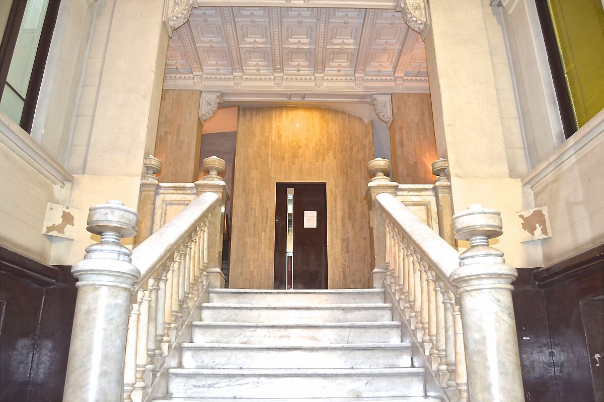 marble staircase to the lift in the main entrance of the building in this LaMimosa apartment for rent in Barcelona center
