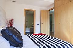 master bedroom with a large wardrobe and ensuite bathroom in LaMimosa luxury apartment for short term rentals in Barcelona in the city center