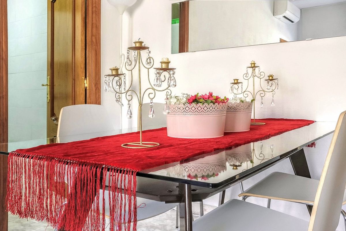 the Ascot apartment for rent in Barcelona has and elegant glass dining table