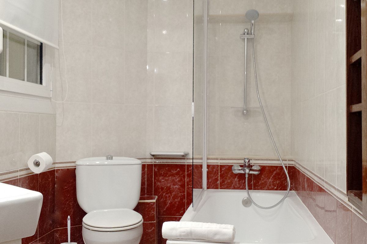 master bath with bathtub in the Macca flat for monthly rentals in Barcelona