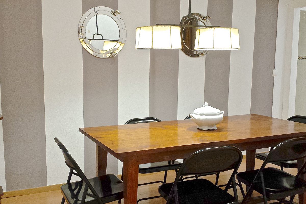 dining area in this Macca apartment with balcony for rent in Barcelona close to Plaça Catalunya