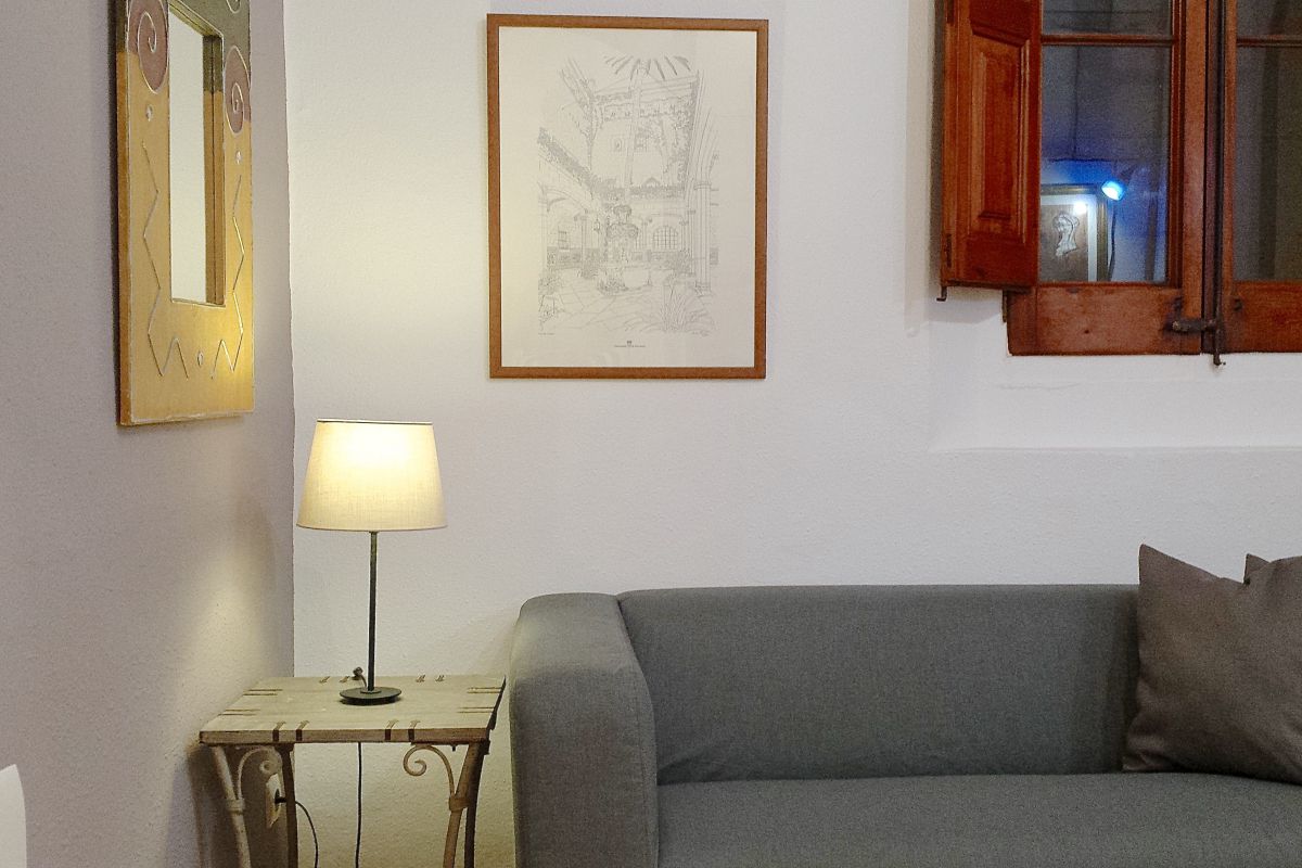 relax area with a nice sofa ideal also to take a nap in a more tranquil atmosphere or working with the fast wifi Internet connection to create your Barcelona Technology Hub in this corporate flat in Gothic Quarter Barcelona