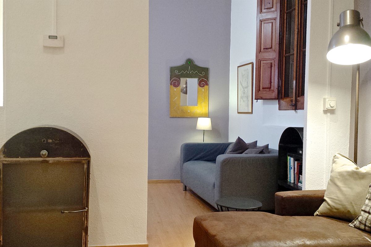 working or reading space where you will also find some books for entertainment and fast wifi Internet connection to create your Barcelona Technology Hub in this corporate flat in Gothic Quarter Barcelona
