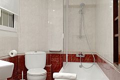 master bath with bathtub in the Macca flat for monthly rentals in Barcelona