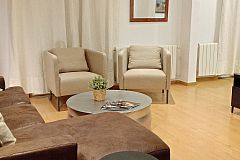 comfortable armchairs at the living area at the Macca furnished apartment for monthly rentals in Barcelona Barri Gotic