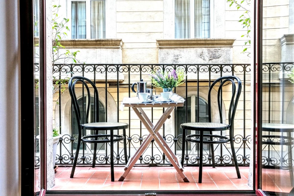 the cosy balcony in this apartment for rent in Barcelona La Rambla gives you the possibility of nice al fresco moments, enjoy a coffee in the morning or a late night glass of ice cold cava