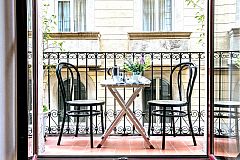 the cosy balcony in this apartment for rent in Barcelona La Rambla gives you the possibility of nice al fresco moments, enjoy a coffee in the morning or a late night glass of ice cold cava