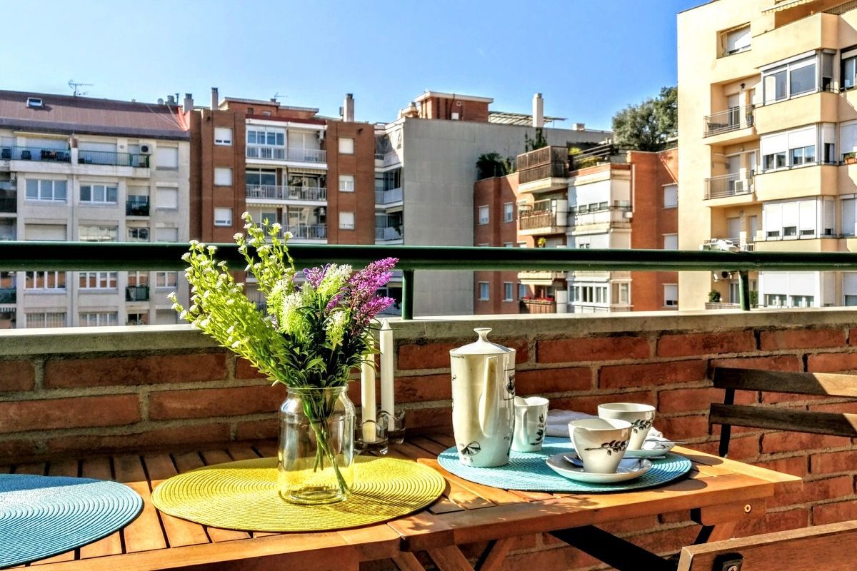 dining area in the terrace of this Dandelion apartment with sunny terrace for rent for months in Barcelona Les Corts close to Diagonal avenue