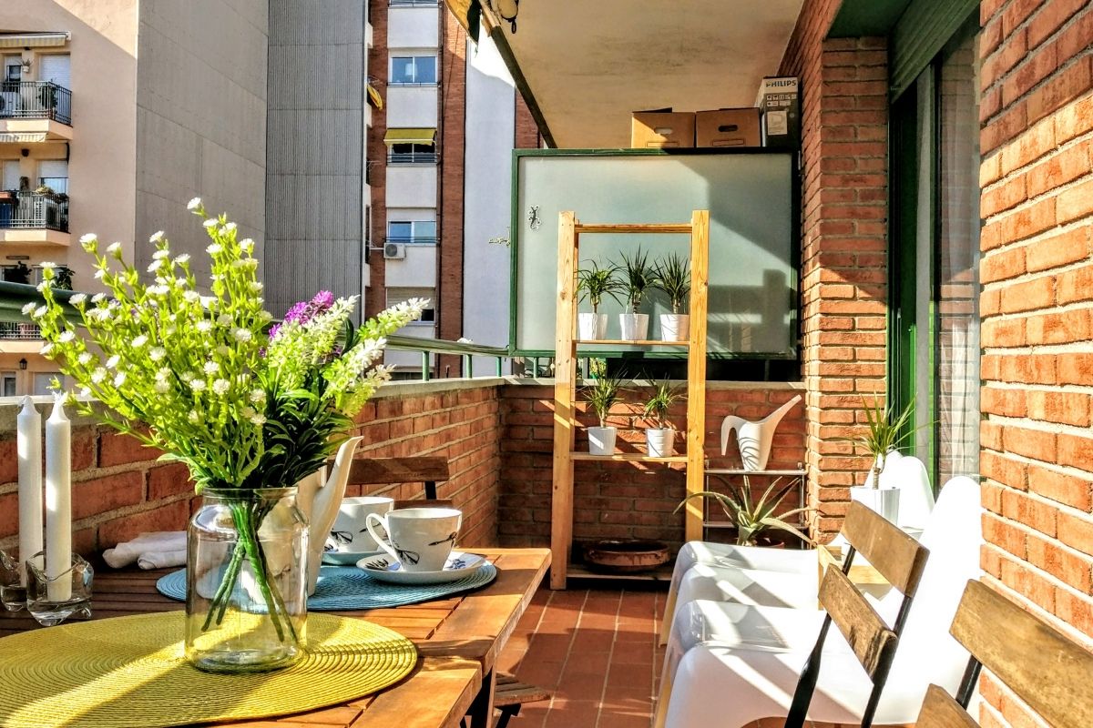 in this apartment with terrace in Barcelona Les Corts you find a dining area and an area to sit and relax having a drink or reading a book, a sheer delight that allows you to live outdoors without leaving home.