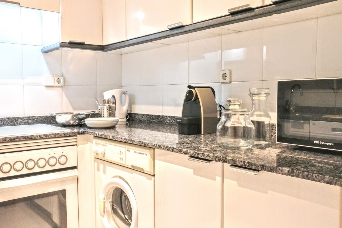 the fully fitted kitchen with dishwasher and Nespresso coffee maker in this apartment for rent in Barcelona for corporate rentals