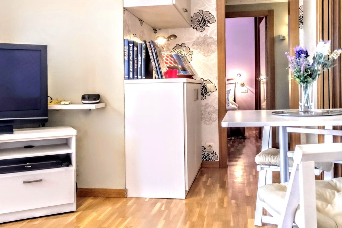 watch your favorite show on the flat screen TV or enjoy the collection of CD’s and books on the shelves at Jollie furnished apartment for monthly rentals in Barcelona Les Corts