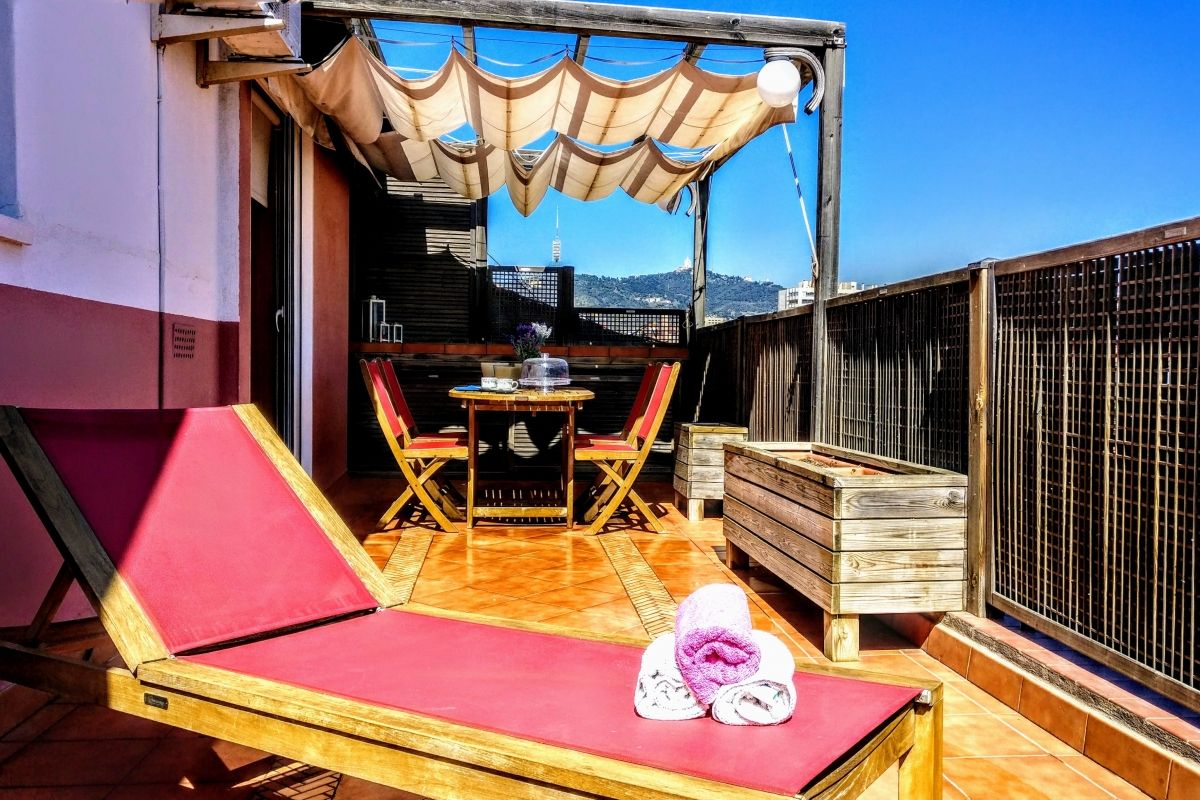 Relax in the comfortable deck chair, sunbathe in the morning, take an after lunch siesta and read a good book in the evening at the Jollie penthouse with Terrace in Les Corts Barcelona