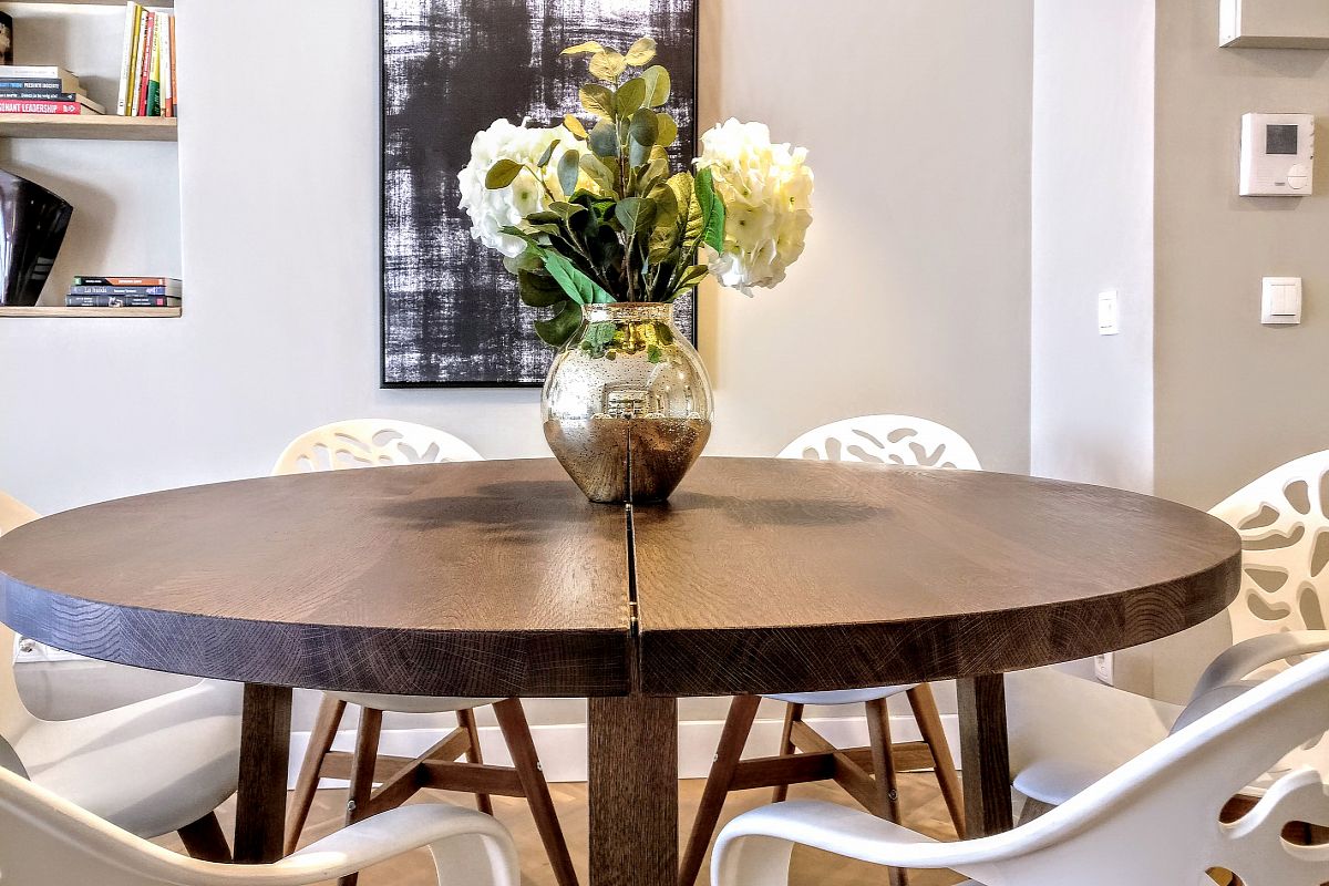 the dining table comfortably sits 6 guests in the Gatsby apartment for rent ideal for a short vacation, long stays or business trips in Barcelona