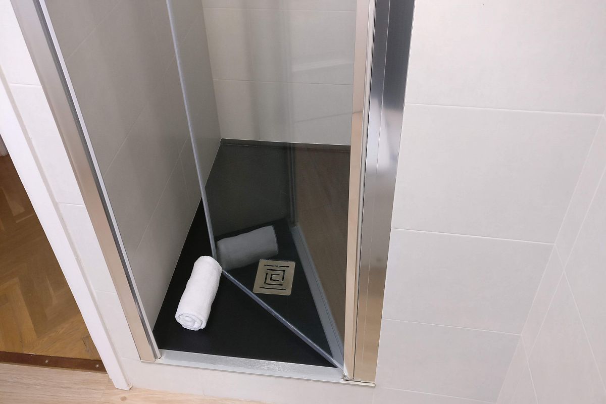second bathroom with large built-in shower cabin.  Fresh towels, hand soap and bath gel are provided in the Gatsby flat for rent long term in Barcelona