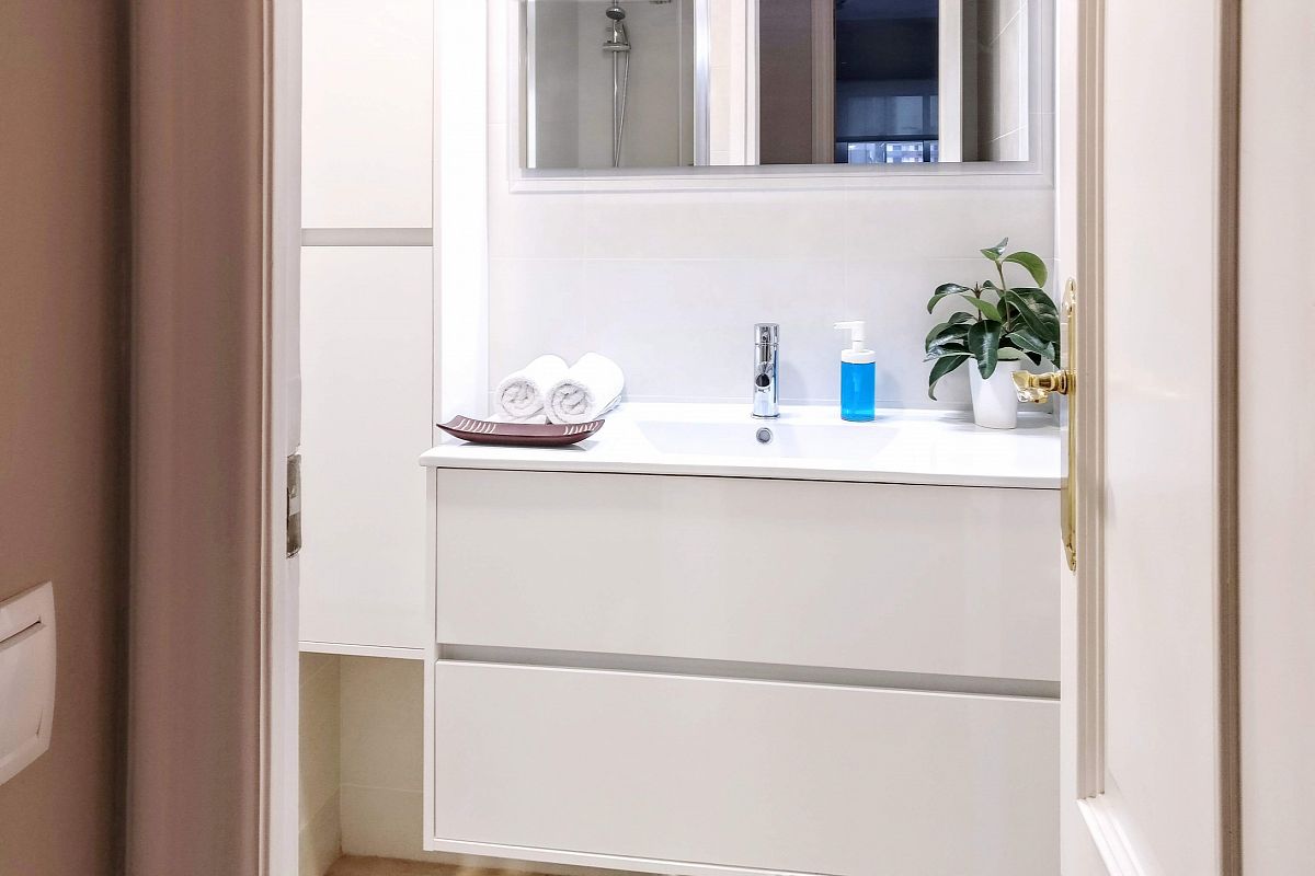 the second bathroom maintains a bright and modern look in this flat for rent in Barcelona monthly rentals in Les Corts quarter