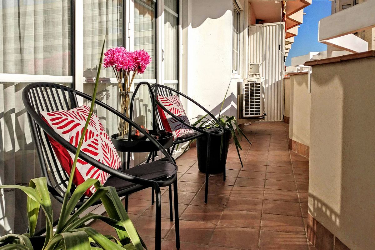 go out to the terrace and enjoy the warm embrace of the sun at the Gatsby apartment with sunny terrace for rent for months in Barcelona Les Corts close to Diagonal avenue