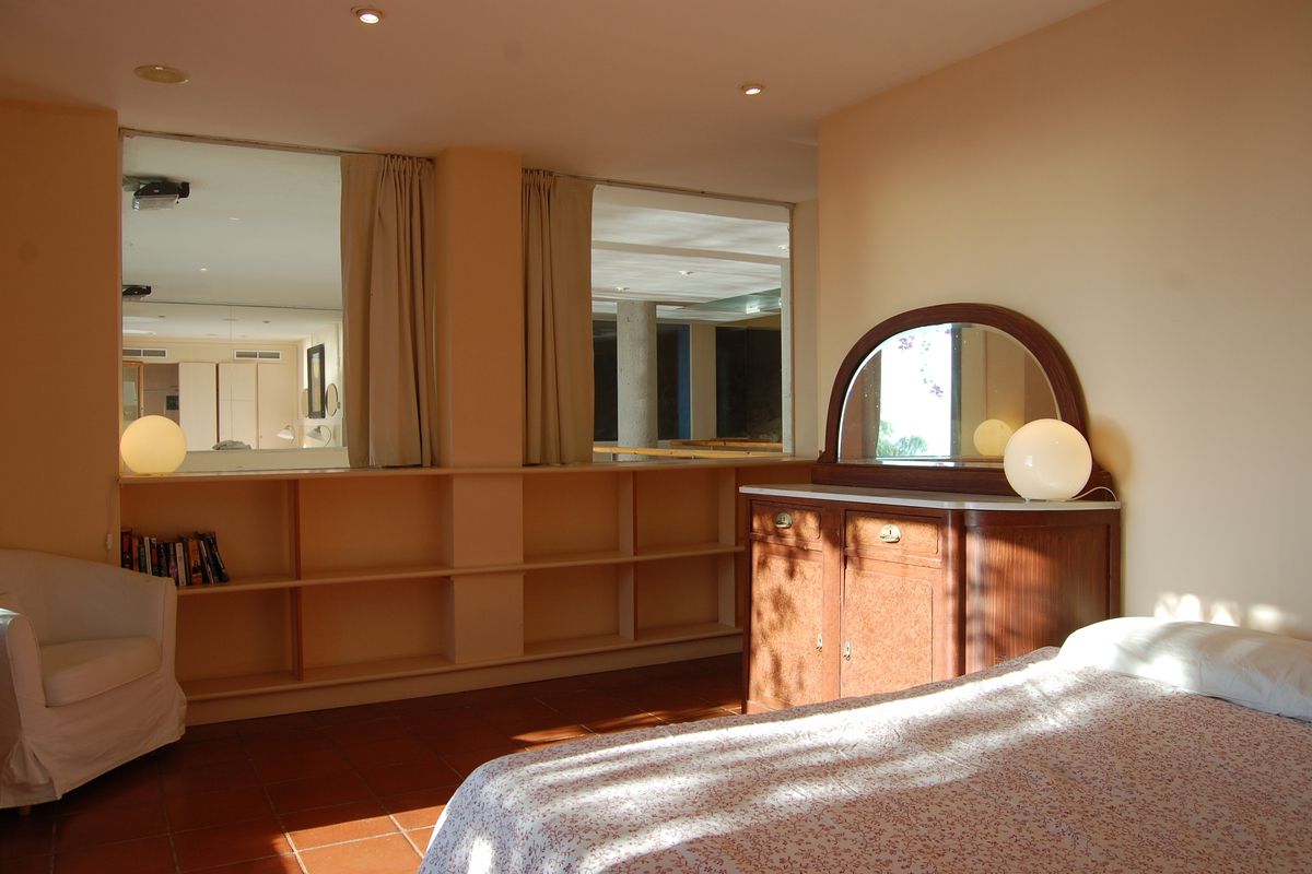 on the second level we find four spacious bedrooms and two complete bathrooms with bathtubs