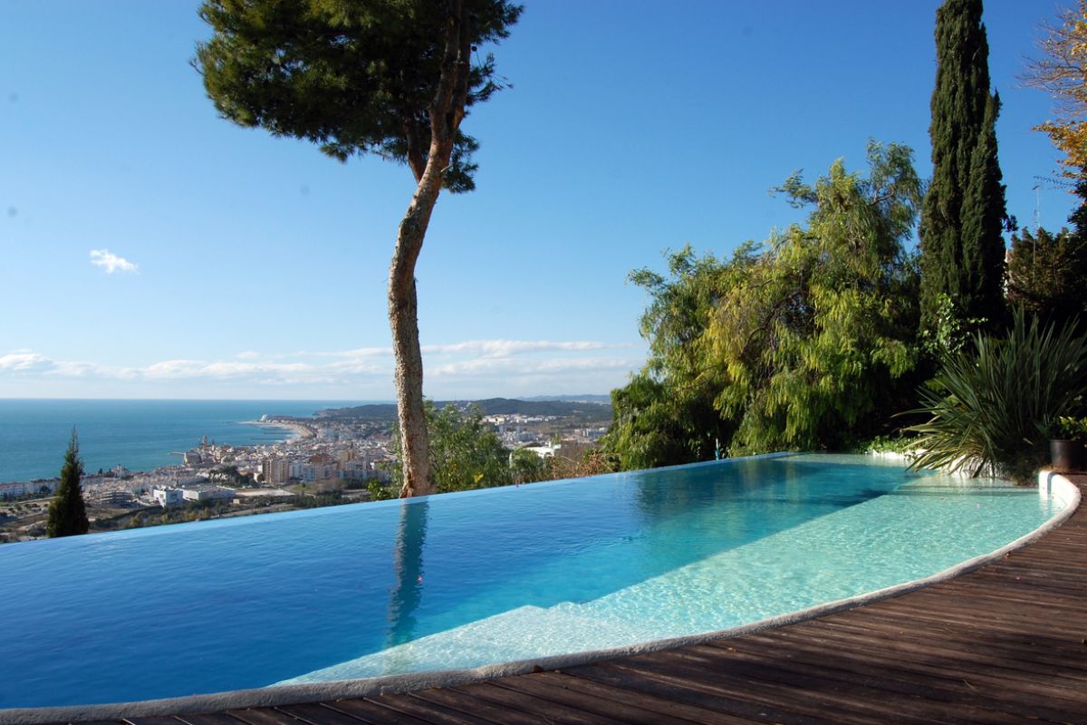 amazing swiming pool and teka deck in this luxury rental in Barcelona Sitges