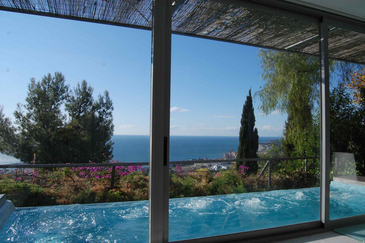 Sitges villa plunge pool views