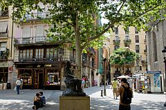 street view of the area in Gothic quarter where this apartment for rent in Barcelona is located