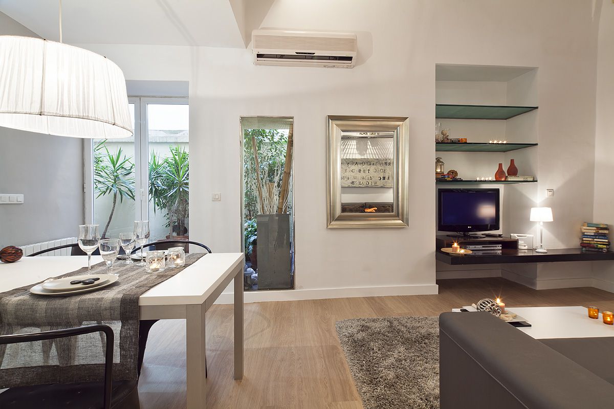 living and dining area with exit to the private courtyard at the Catedral apartment for rent in Barcelona corporate apartments for monthly rentals in Barcelona center next to Barcelona Cathedral