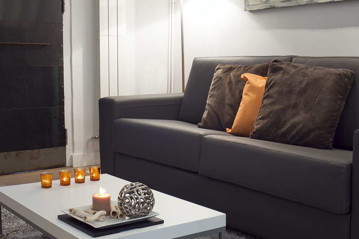 sofa detail in the Catedral flat that boasts fast wifi Internet connection to create your Barcelona Technology Hub in this corporate flat in Barcelona the Gothic quarter close to Santa Maria del Mar cathedral and La Rambla